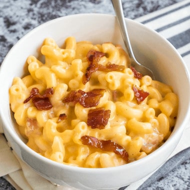 Whiskey and bacon come together for a killer dinner in this Jack Daniel's Bacon Mac and Cheese! Gooey & cheesy with sweet pops of candied bacon make this macaroni oh so crave-able!!