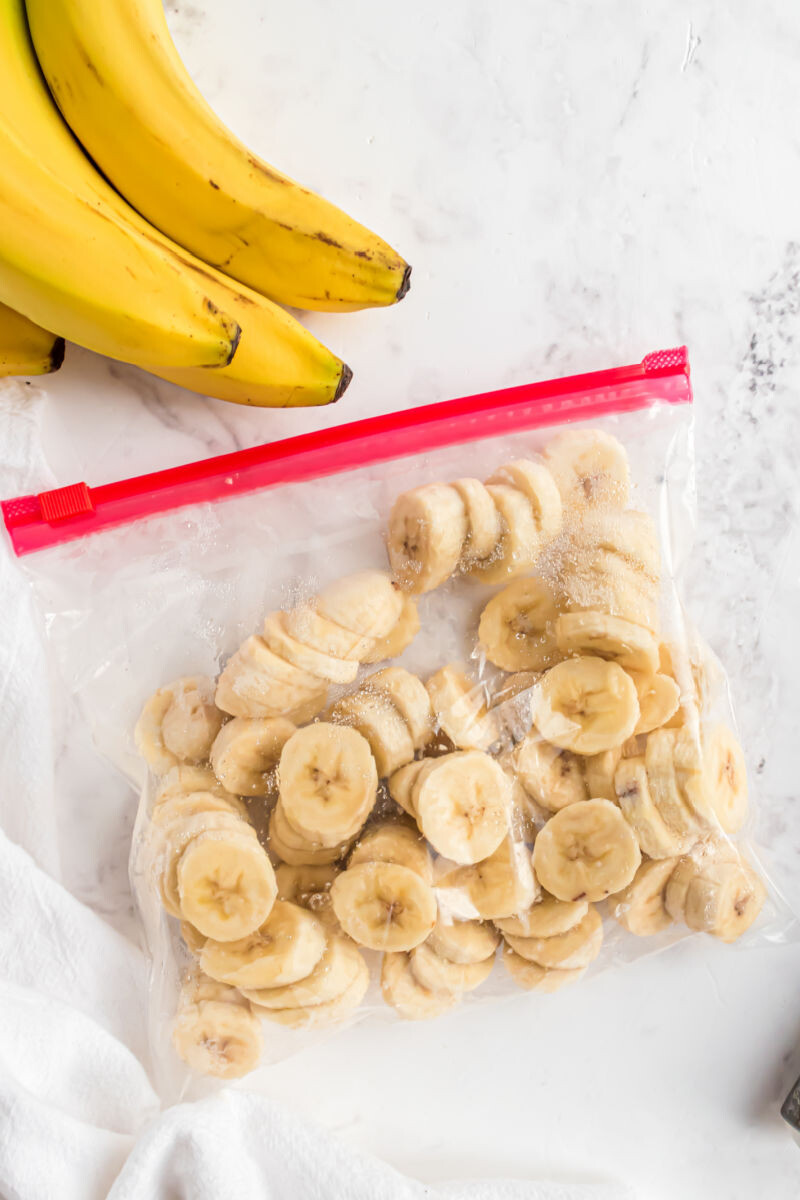 banana slices in a ziploc bag